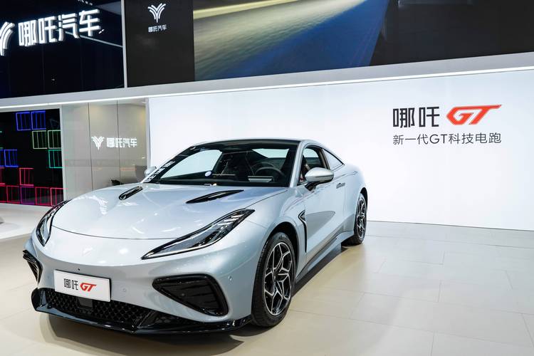 深圳213哪吒汽车在智能汽车领域的表现，领途汽车在新能源汽车市场中的影响力